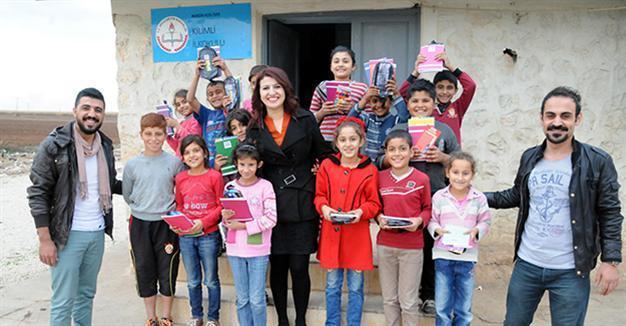Social media campaign collects #happinessparcels for children in Turkey’s southeast