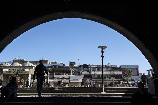Daily life struggles on in Turkey’s Sur as curfew enters 83rd day
