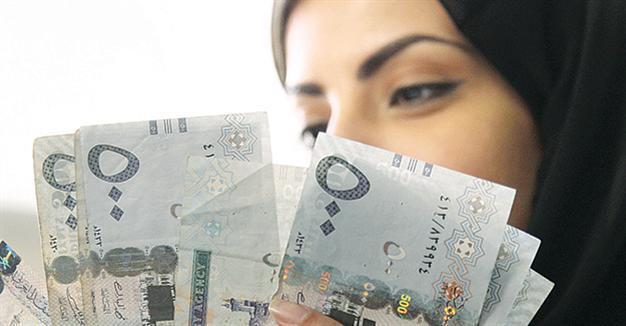 Low oil prices put strains on Gulf currency pegs