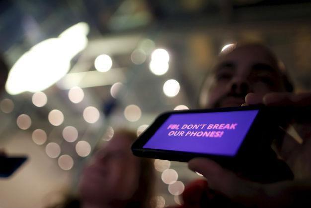 NY judge: US cannot make Apple provide iPhone data