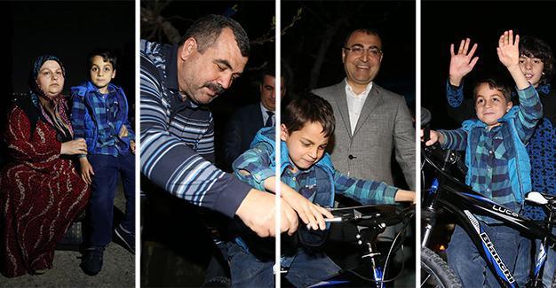 President gives bicycle to Syrian toddler beaten in İzmir