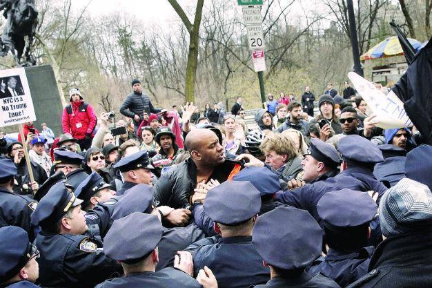 Anti-Trump protesters rally in New York, block Arizona road