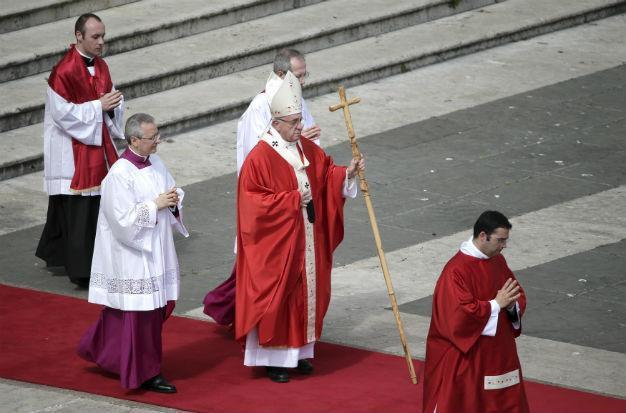 Dont turn backs on refugees, pope says at Palm Sunday service