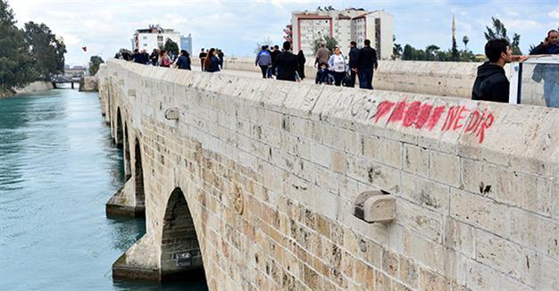 Adana’s historic bridge graffitied