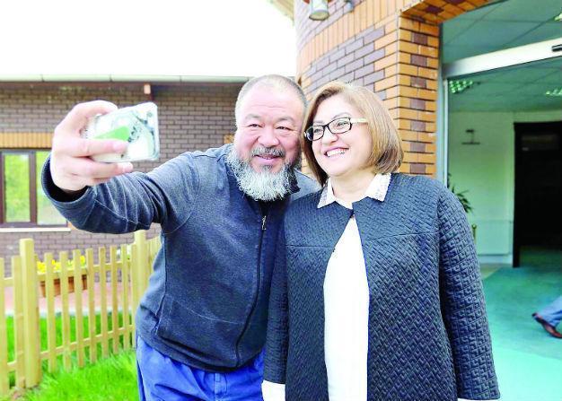 Chinese artist Ai Weiwei visits Gaziantep mayor