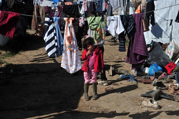 Greece starts emptying border camp as new arrivals slow