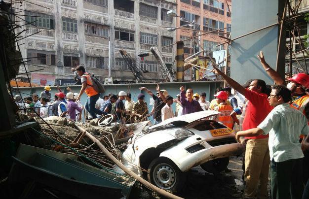 India flyover collapse kills 14, with scores feared trapped