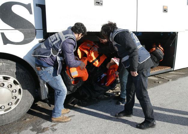 Turkey intensifies raids on fake life vests