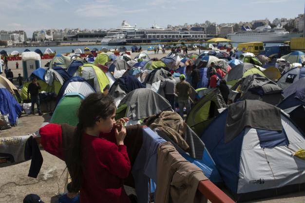 Greece to employ loudspeakers at border after rumour chaos