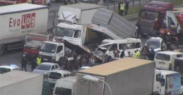 Multiple vehicle collision paralyzes traffic in Istanbul