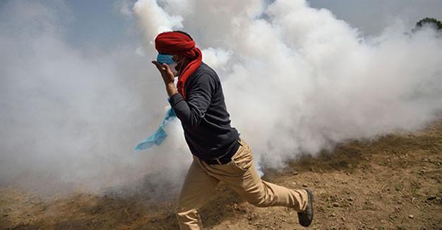 Macedonian police fire tear gas at migrants on Greek border