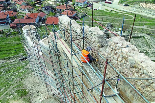 Cable car assisting historic castle’s restoration