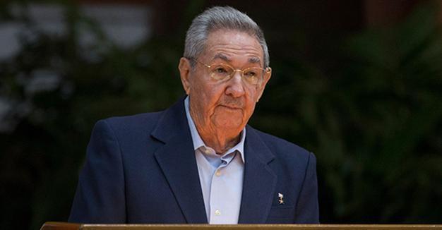 Castro, 84, says Cubas leaders are too old, proposes limits