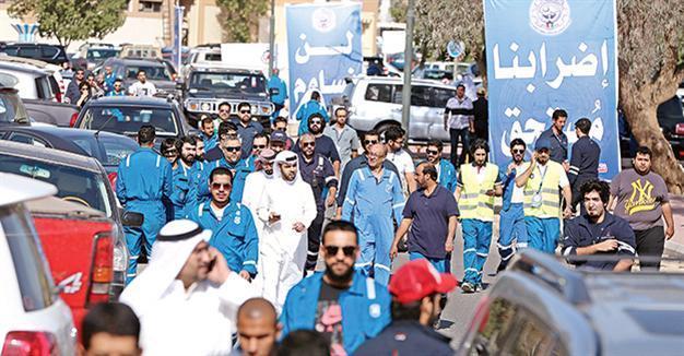 Kuwaiti oil workers in open-ended strike