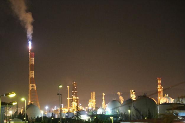 One worker killed, four wounded as oil refinery catches fire