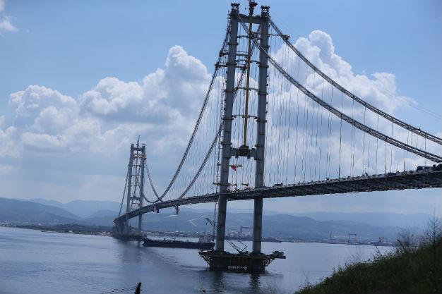 Last section of mammoth İzmit Bay Bridge mounted