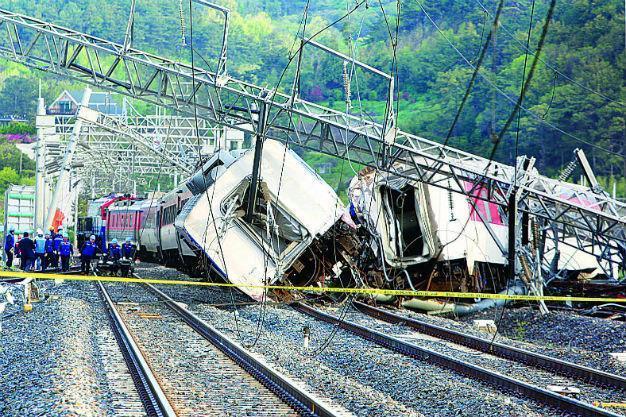 S Korea train derails killing engineer, injuring eight