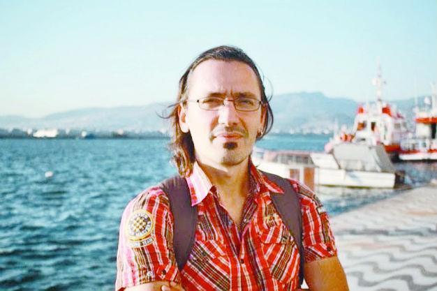 İzmir writer pushes familiar to limits of the absurd