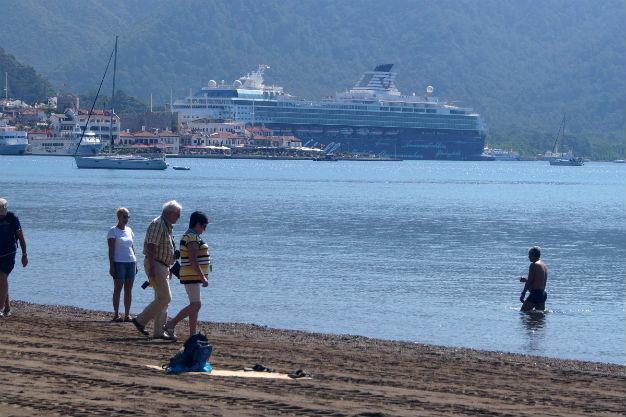 TUI to sell specialist holiday business in mass market drive