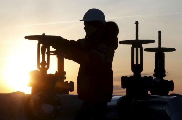 Saudis and Russia agree oil output freeze, talks with Iran to follow