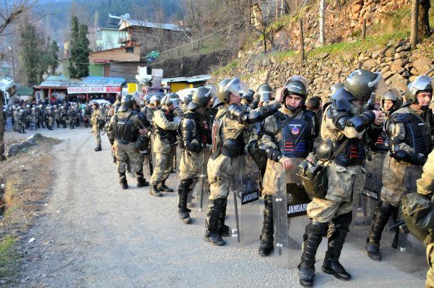 Turkish police fire tear gas at gold mine protestors