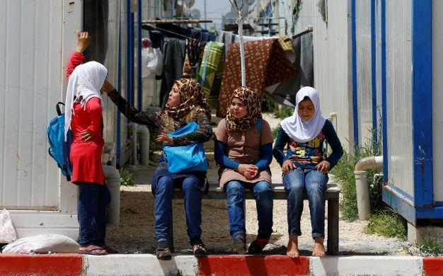 Turkey to build migrant health centers with Syrian staff