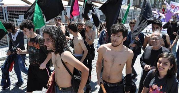 İzmir group strips in protest at May 1 police body searches
