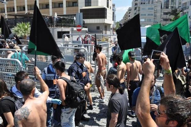 Anarchists in Turkey’s İzmir ‘don’t let police touch their bodies’