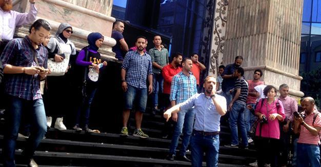 Egyptian police raid press syndicate, arrest two journalists