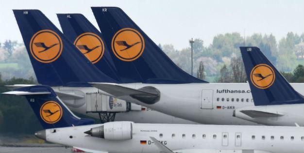 Lufthansa flies into red in first quarter