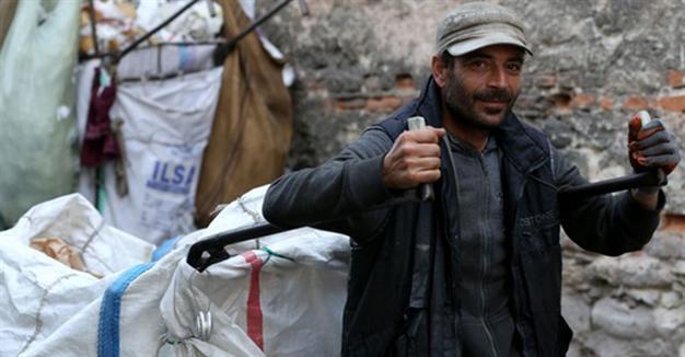 Businessman struggling as paper collector on Istanbul’s streets after fleeing Syria