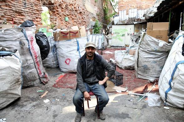 Businessman struggling as paper collector on Istanbul’s streets after fleeing Syria