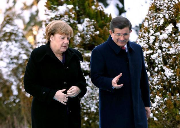 Merkel calls Davutoğlu ahead of EU summit to discuss Syria, illegal migration