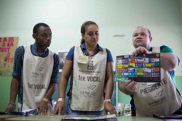 Incumbent Medina ahead in early Dominican presidential results