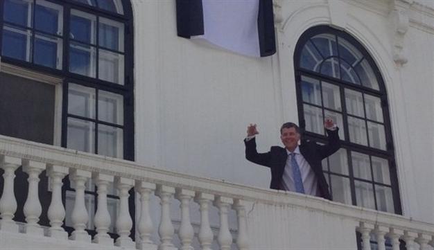 UK ambassador joins Beşiktaş celebrations with flag at Ankara residence
