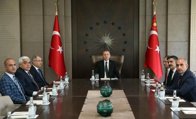 Erdoğan hosts Kilis governor as ISIL rockets pound border town
