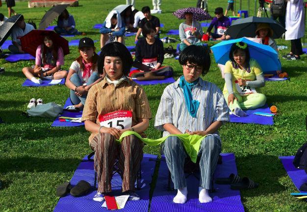 S Koreans shun smartphones in space-out competition