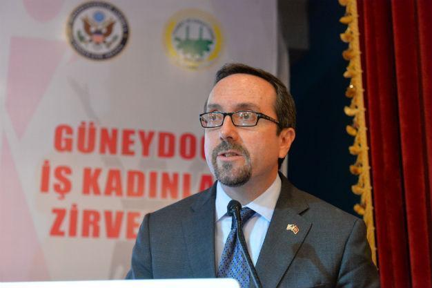 US envoy says US soldiers wearing YPG insignia were ‘unauthorized’