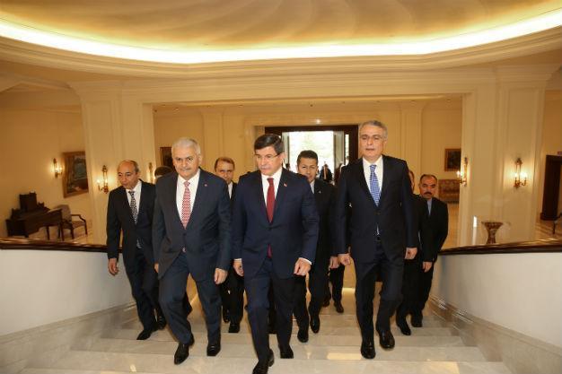 Davutoğlu returns gifts to prime ministry after leaving post
