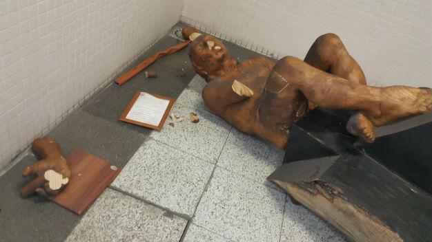 VIDEO: ‘Obscene’ sculpture attacked in Turkey’s İzmir