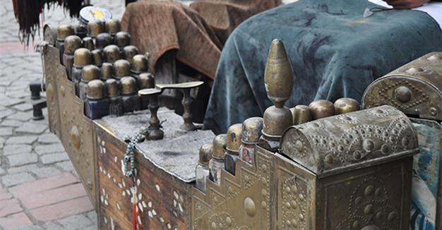 Istanbul’s shoe shiners hold ground despite falling sales