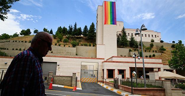 US Consulate in Istanbul hangs LGBT flag to commemorate Orlando victims