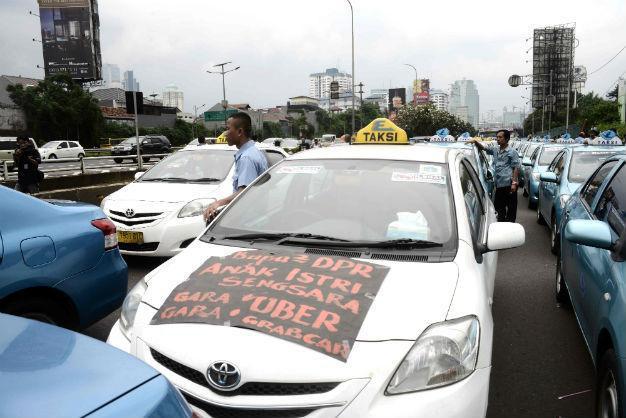 Indonesian drivers stage violent anti-Uber protest