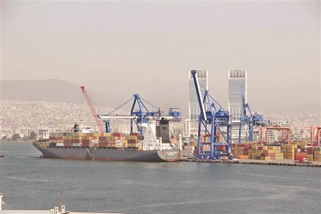 Turkey’s foreign trade gap declines due to oil plunge, rise in gold exports