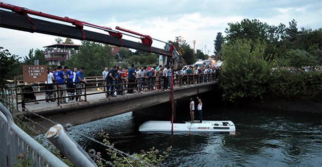 Bus accident kills 14 returning from school trip