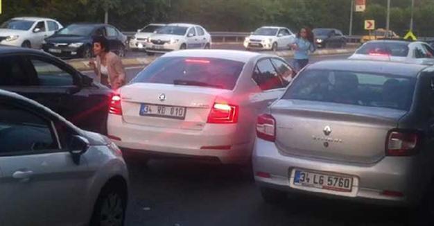 Women cut road, protest unfair male drivers in Istanbul