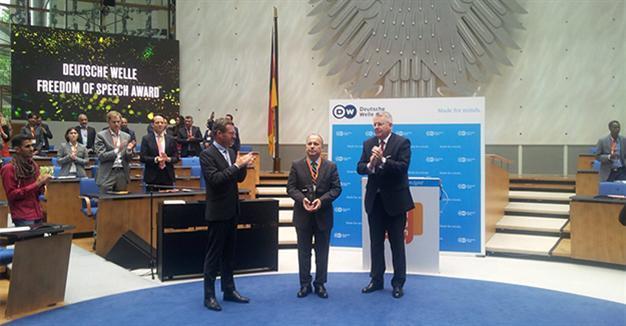 Hürriyet Editor-in-chief Ergin honored with Freedom of Speech Award