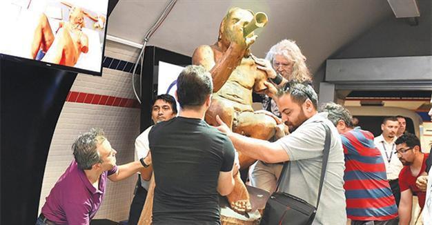 Defaced sculpture in İzmir replaced