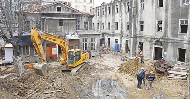 Narmanlı Han under restoration