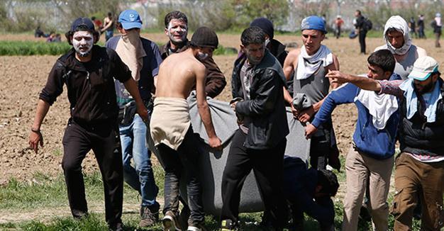 Macedonian police use tear gas on migrants at Greek border